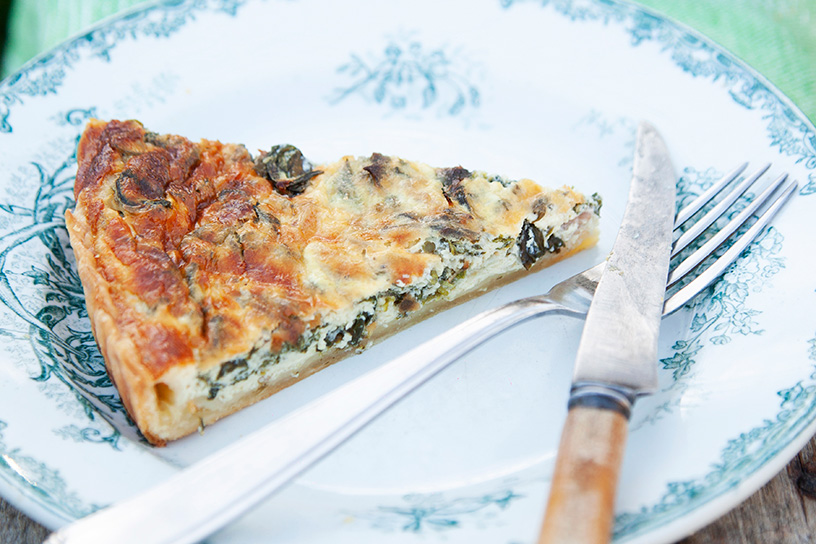 Zelfgemaakte quiche met daslook en brandnetel